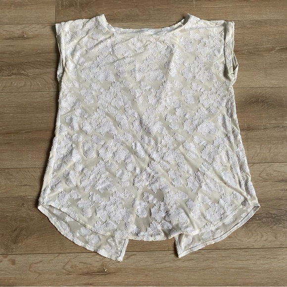 Wilfred Anvers shirt top embossed floral open split back white sheer XXS Aritzia - Picture 4 of 10